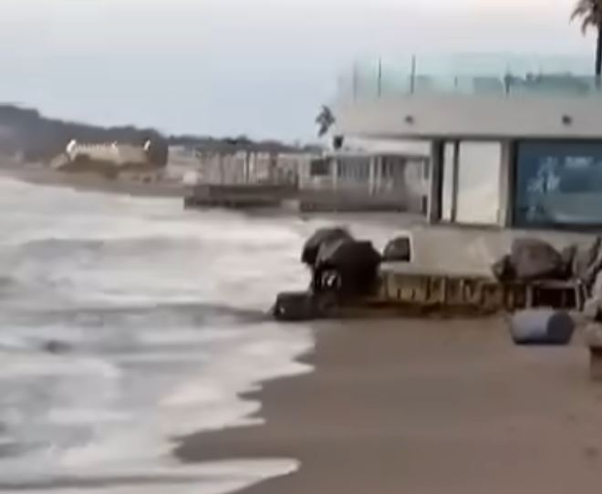 «Mare negato a Bacoli»: Borrelli punta l’indice contro due stabilimenti balneari