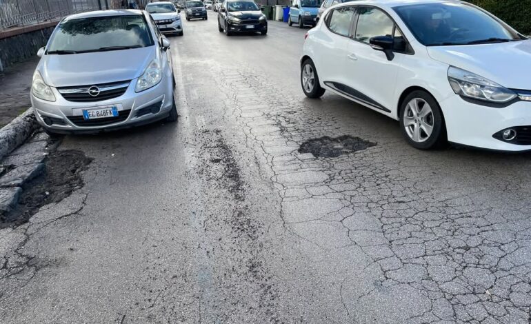 POZZUOLI/ «Buche in strada, quando un intervento?»