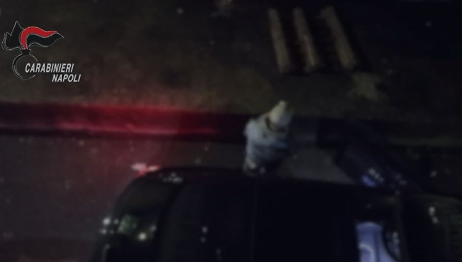 Spia l’ex compagna con un drone che poi si schianta contro una finestra