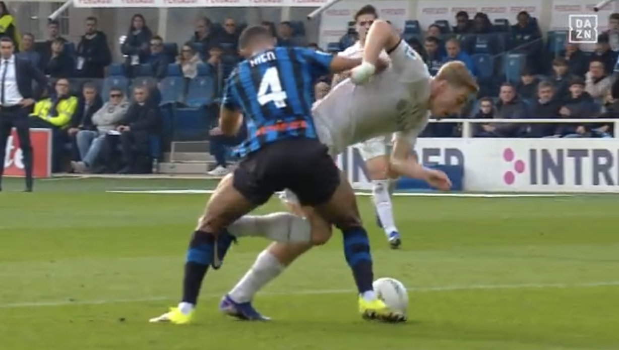 Rigore negato a Hojlund: 40enne accoltellato dalla moglie