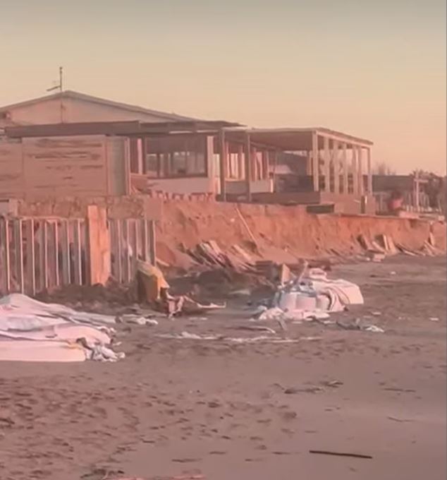 «Sacchi sotterrati sotto la sabbia» SOS dalla spiaggia di Ischitella