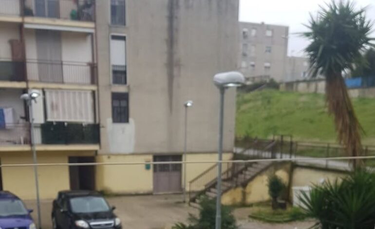 POZZUOLI/ «Luci accese 24 ore su 24 a Monterusciello. Quanti soldi sprecati!»