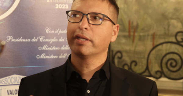 Al Liceo Seneca di Bacoli incontro sulla legalità con Don Luigi Merola