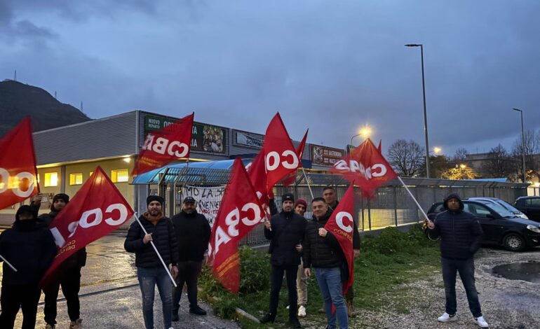 POZZUOLI/ Sciopero dei lavoratori del supermercato MD al Rione Toiano