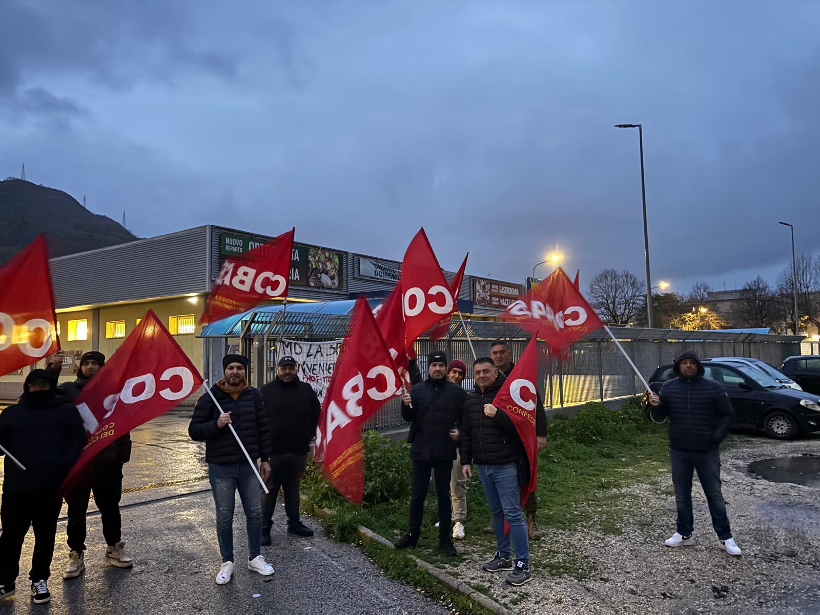 POZZUOLI/ Sciopero dei lavoratori del supermercato MD al Rione Toiano