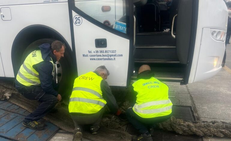 Ritardi per il pontone, ancora problemi per lo sbarco al porto di Pozzuoli