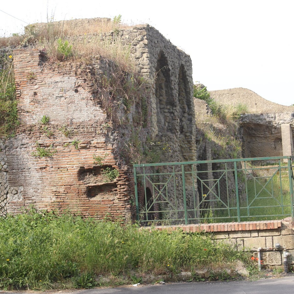 POZZUOLI/ Operazioni di pulizia al Colombario romano