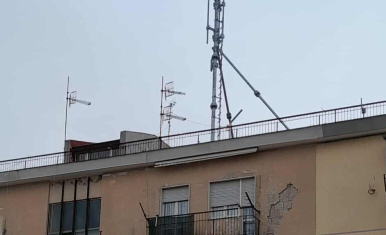 POZZUOLI/ Antenna telefonica installata al Rione Artiaco: protestano i residenti