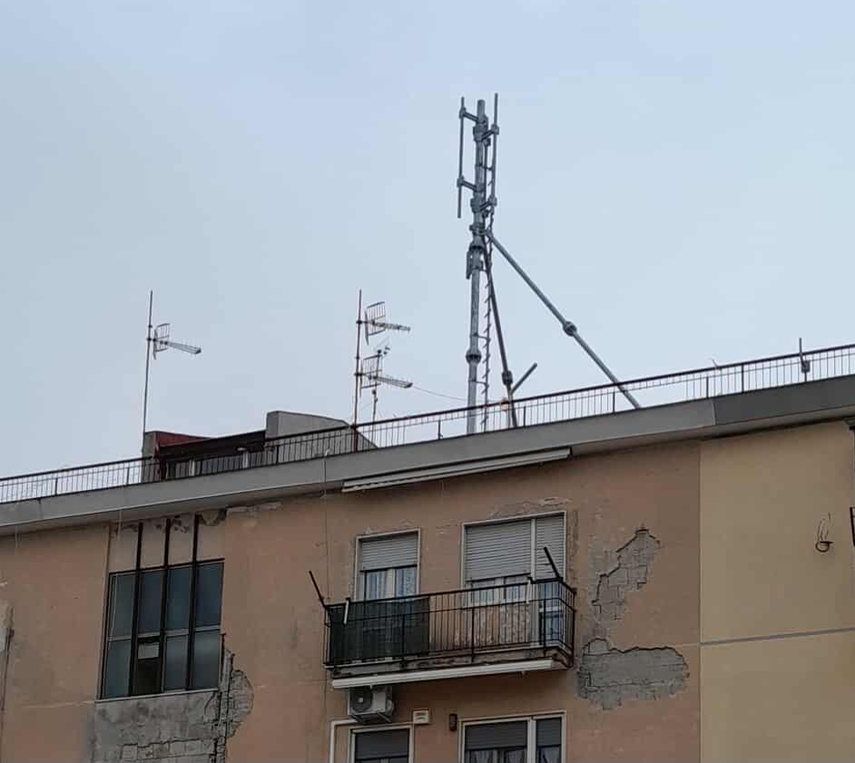 POZZUOLI/ Antenna telefonica installata al Rione Artiaco: protestano i residenti