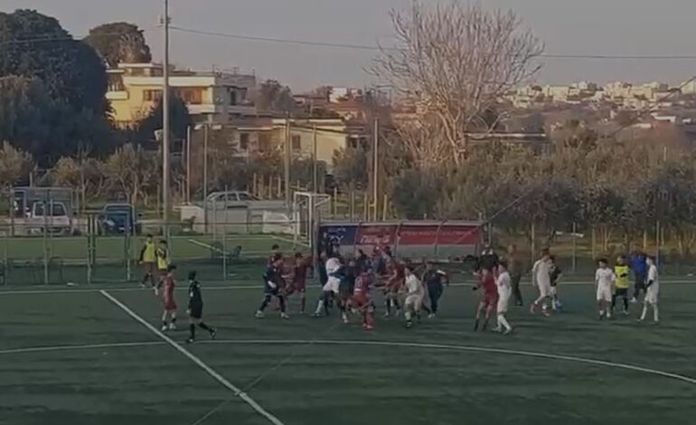 Rissa con invasione di campo a Pozzuoli durante una partita di calcio giovanile – IL VIDEO