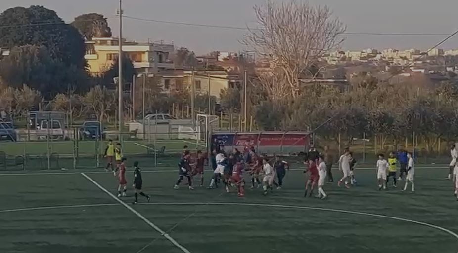Rissa con invasione di campo a Pozzuoli durante una partita di calcio giovanile – IL VIDEO