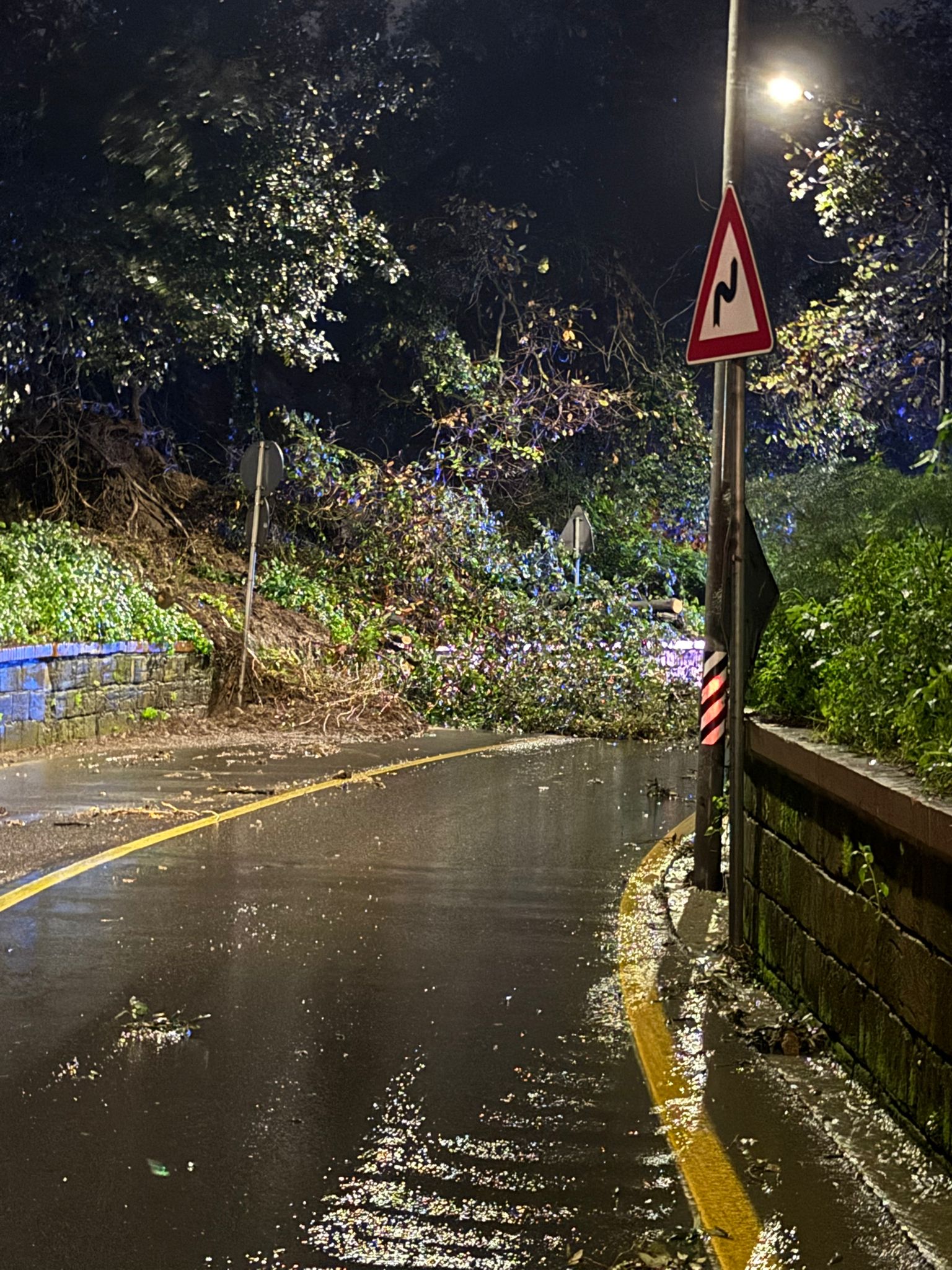 Maltempo, frana in via Scalandrone a Bacoli