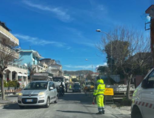 POZZUOLI/ Operai in strada all’ora di punta per le strisce pedonali: traffico e disagi ad Arco Felice