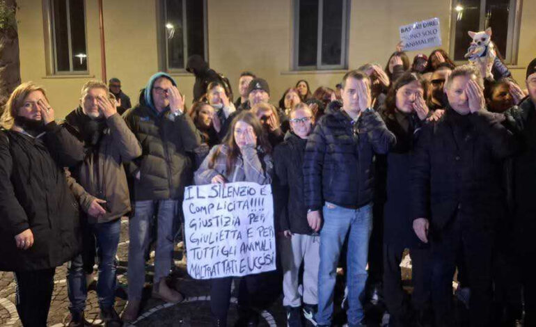 A Bacoli con l’occhio coperto in segno di solidarietà per il cane massacrato