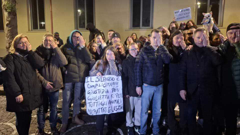 A Bacoli con l’occhio coperto in segno di solidarietà per il cane massacrato
