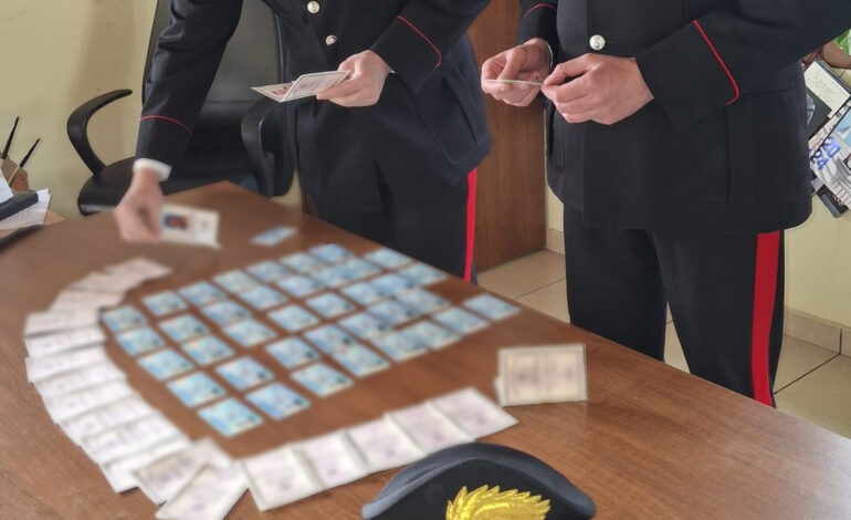 Trovato con 61 carte d’identità: arrestato 36enne a Varcaturo