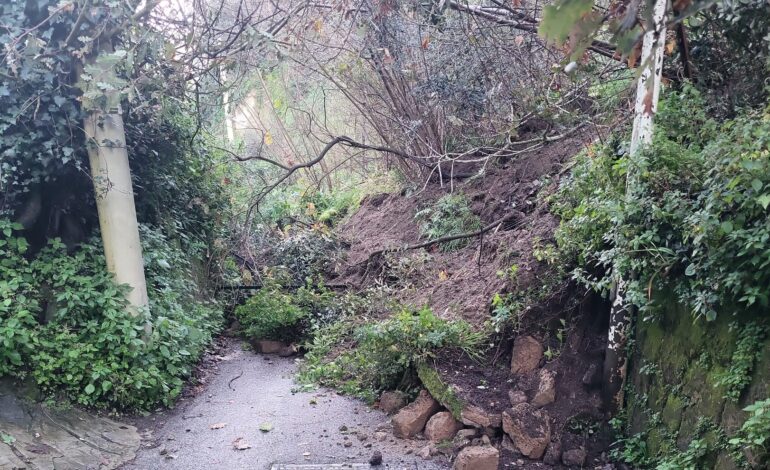 Frana a Monte di Procida: chiusa strada di collegamento con Cappella