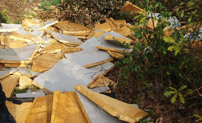 POZZUOLI/ Lanciava sacchi di rifiuti dalla strada: automobilista fermato dalla Polizia municipale