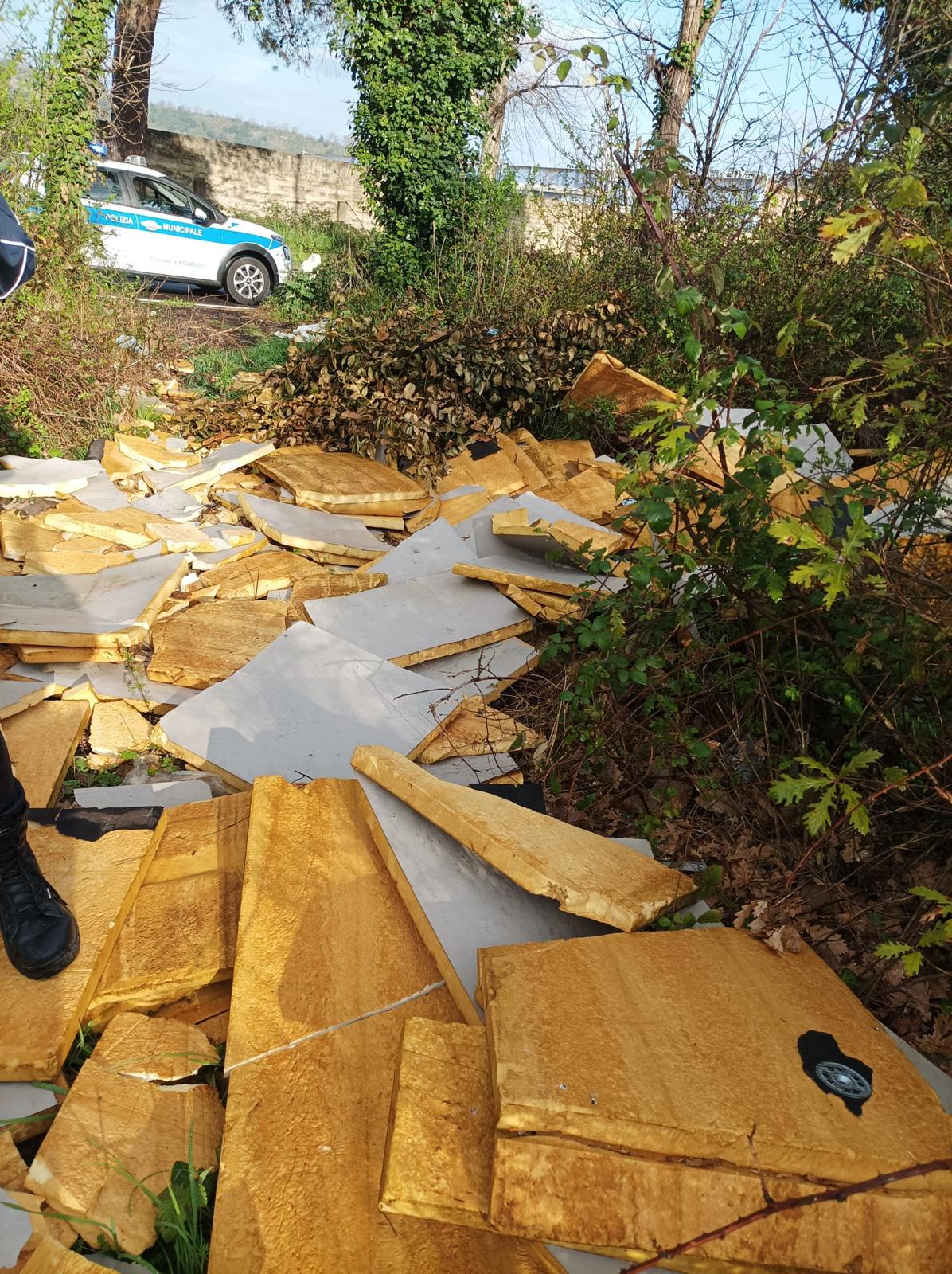 POZZUOLI/ Lanciava sacchi di rifiuti dalla strada: automobilista fermato dalla Polizia municipale