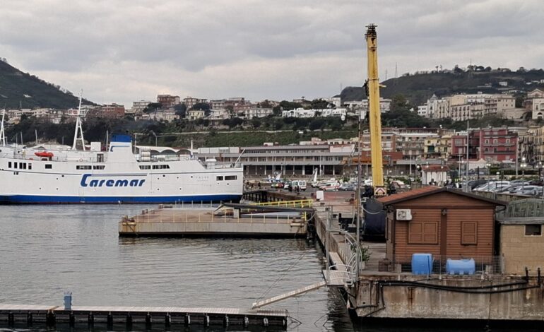 Scende in campo il Ministro Musumeci: al porto di Pozzuoli si inaugura il pontone galleggiante