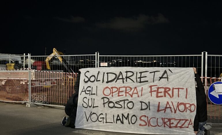 Striscione sul pontone galleggiante a Pozzuoli “Solidarietà agli operai feriti”