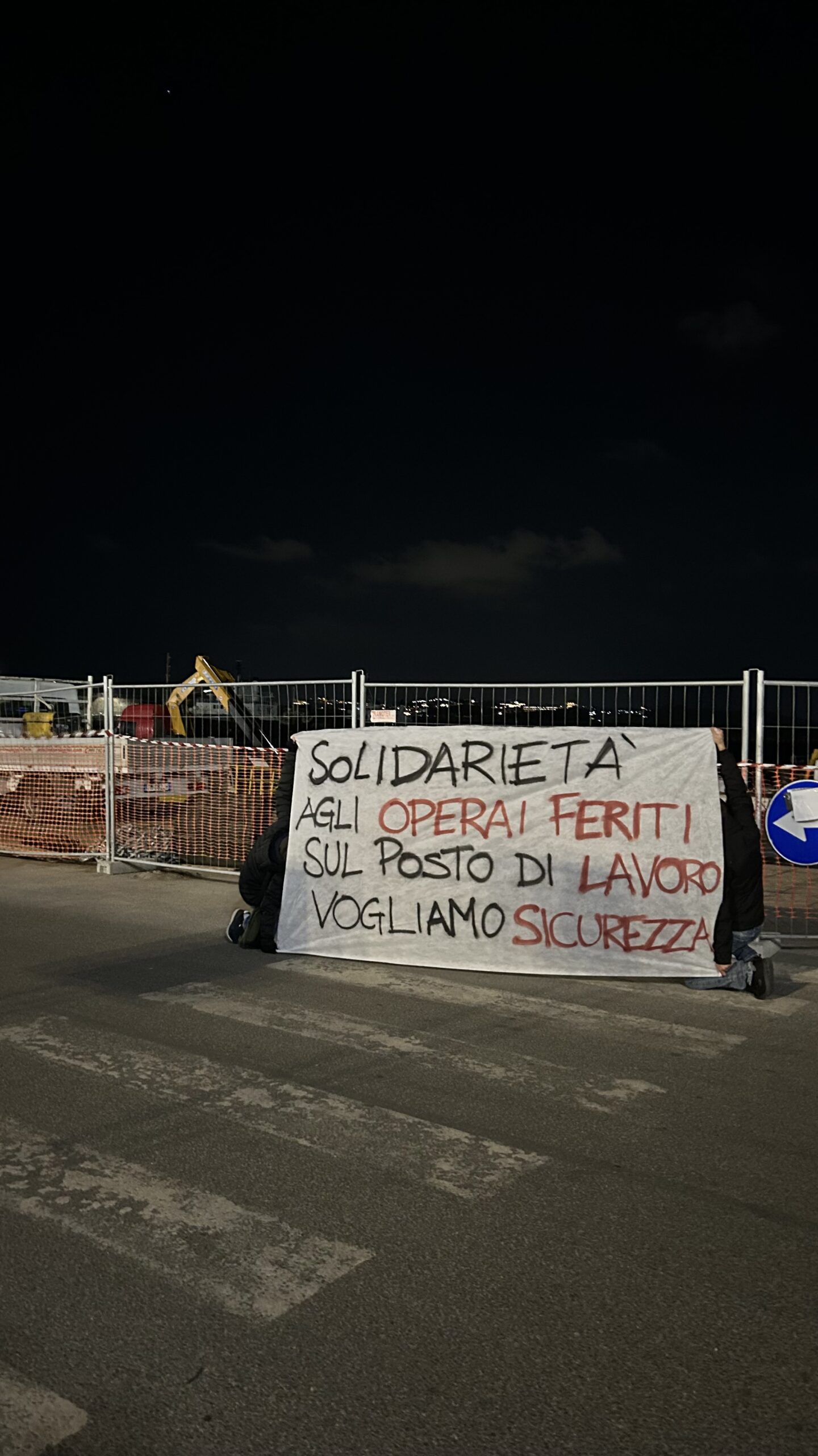 Striscione sul pontone galleggiante a Pozzuoli “Solidarietà agli operai feriti”