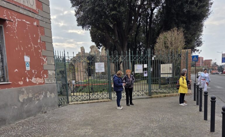 POZZUOLI/ Anfiteatro chiuso per le scosse: turisti davanti ai cancelli