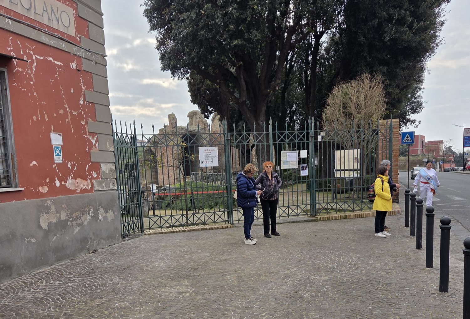 POZZUOLI/ Anfiteatro chiuso per le scosse: turisti davanti ai cancelli