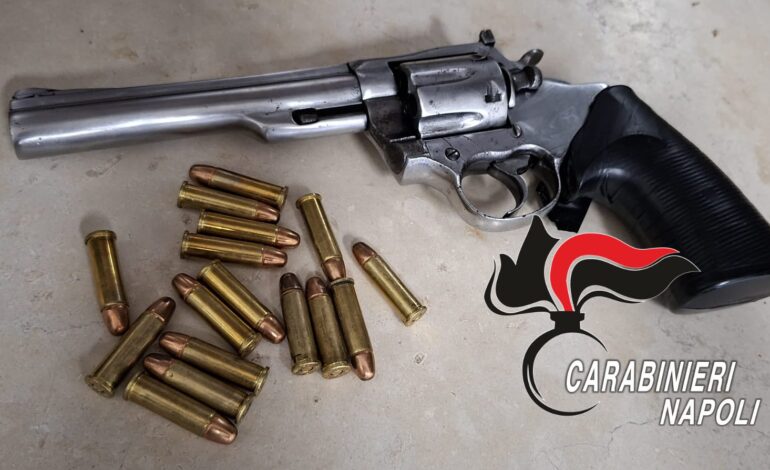 In auto con il figlio piccolo e una pistola: 32enne arrestato a Licola mare