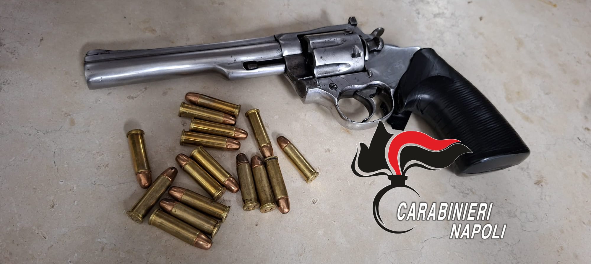 In auto con il figlio piccolo e una pistola: 32enne arrestato a Licola mare