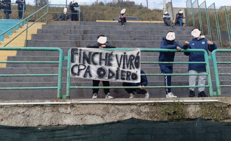 Striscione d’odio durante una partita di calcio giovanile a Pozzuoli