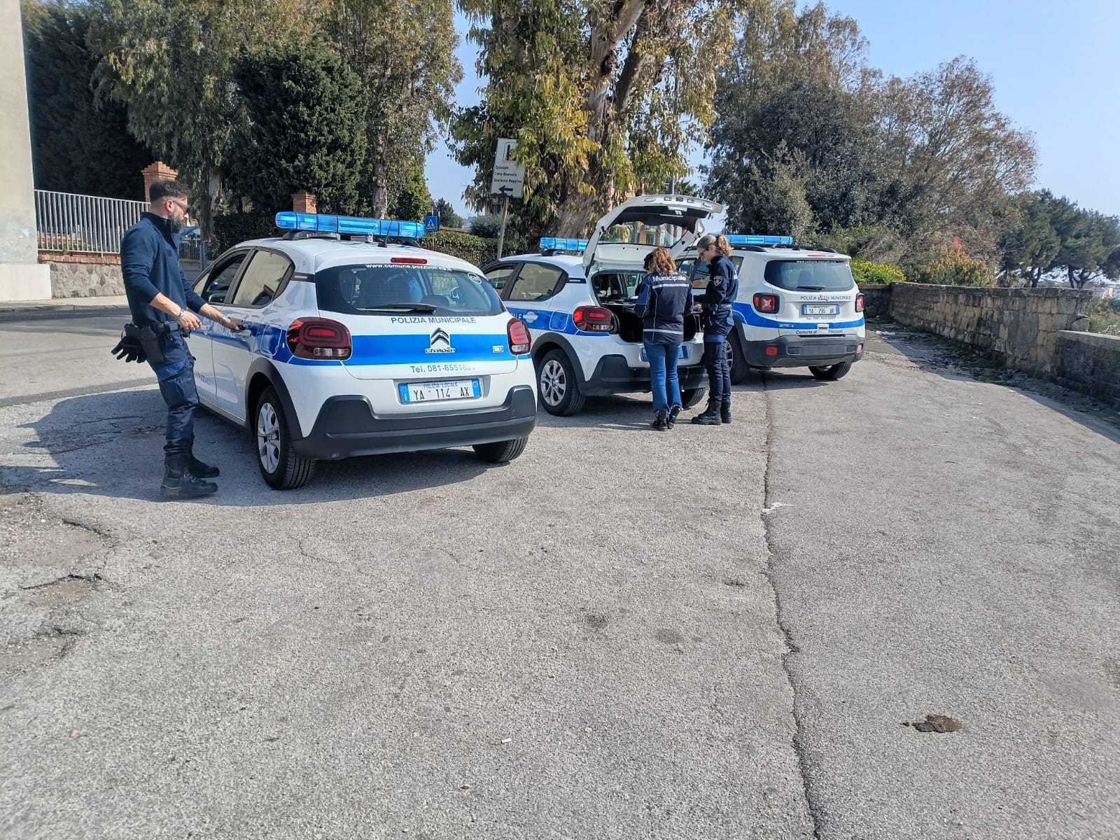 Cagnolino richiuso in auto per ore salvato dalla Polizia Municipale di Pozzuoli: denunciato il proprietario