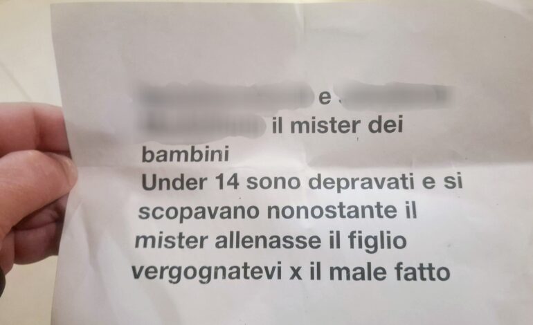 POZZUOLI/ La moglie lo tradisce con l’allenatore del figlio e lui distribuisce volantini “Vergognatevi”
