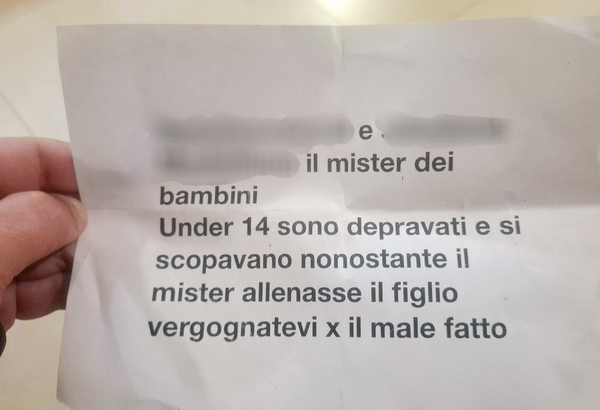 POZZUOLI/ La moglie lo tradisce con l’allenatore del figlio e lui distribuisce volantini “Vergognatevi”