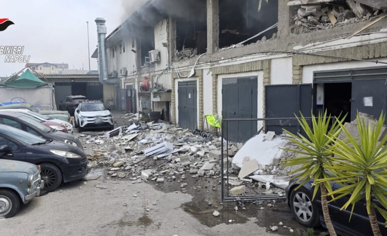 Esplosione distrugge locale commerciale: tre feriti