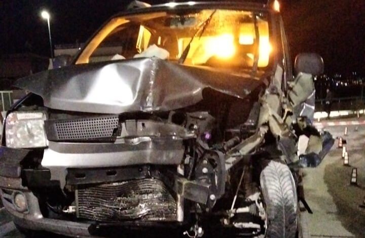POZZUOLI/ Schianto contro un cavalcavia: auto distrutta, illesi i passeggeri che scappano