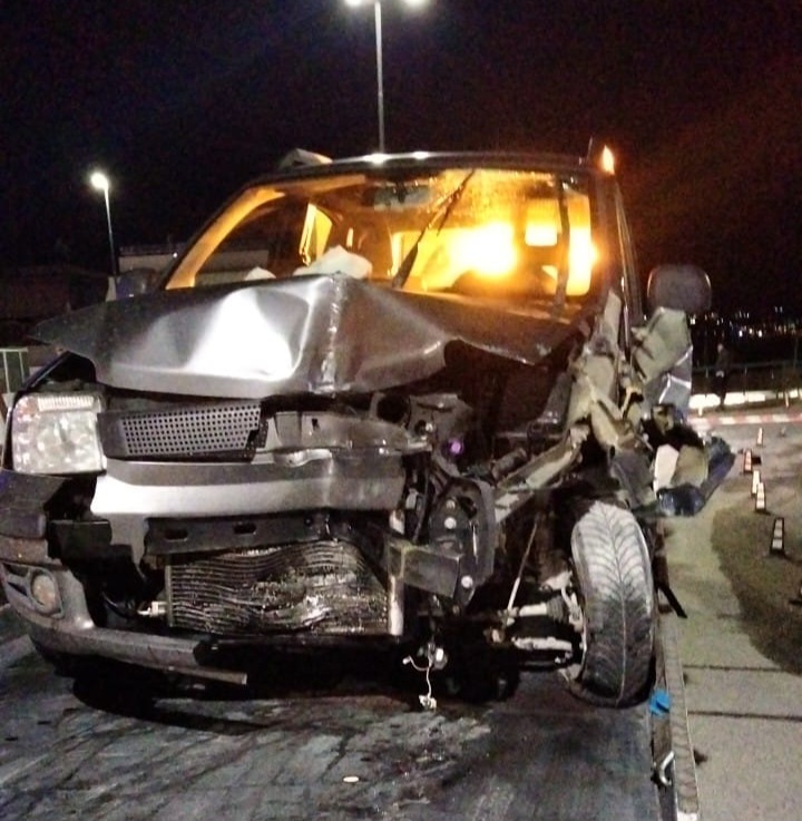 POZZUOLI/ Schianto contro un cavalcavia: auto distrutta, illesi i passeggeri che scappano