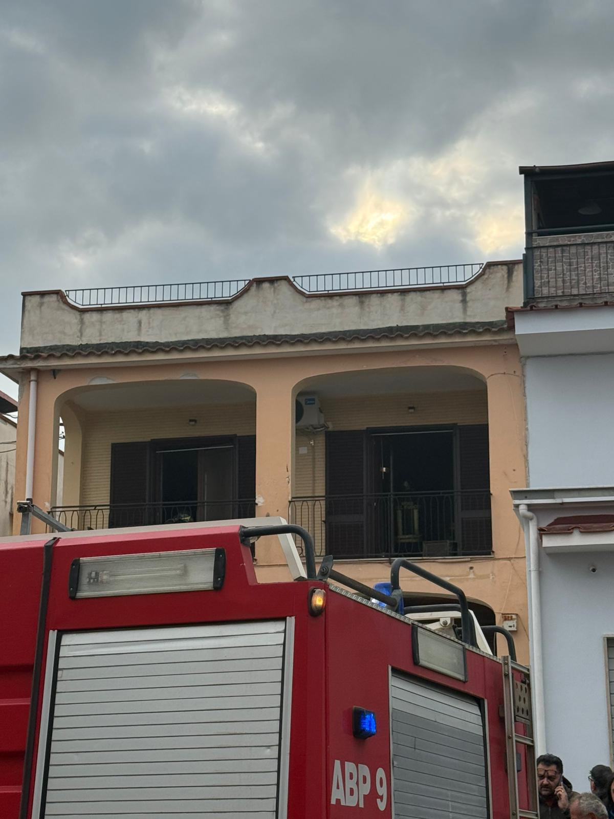 Appartamento in fiamme a Bacoli