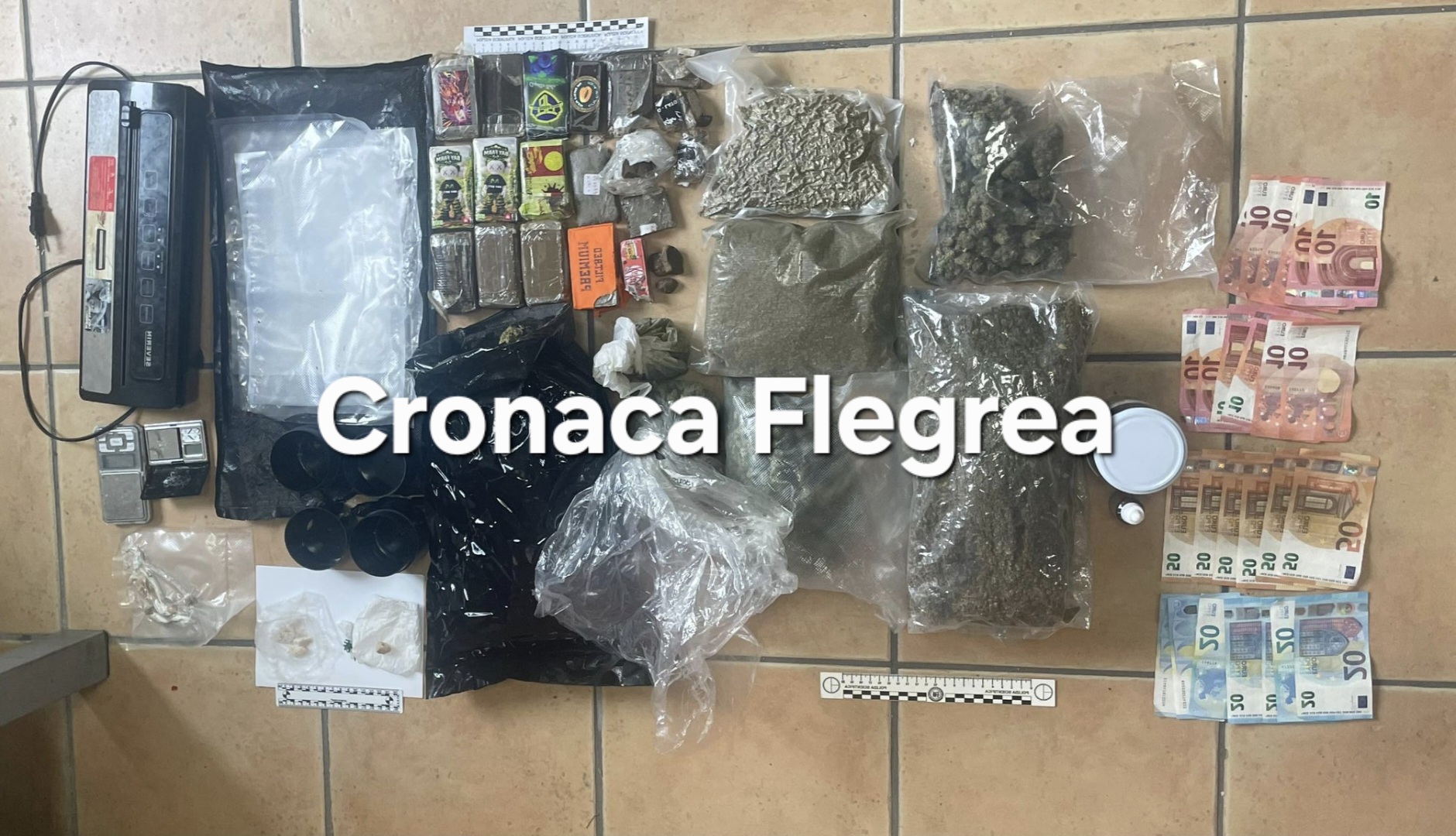 POZZUOLI/ Blitz della Polizia a Lucrino, smantellato droga shop: due arresti e sequestrati 3 kg di stupefacenti – LA FOTO
