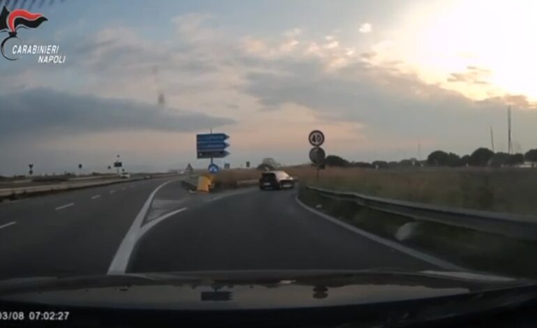 Folle fuga a 200 km/h con la droga in auto: due giovani inseguiti e arrestati dai carabinieri