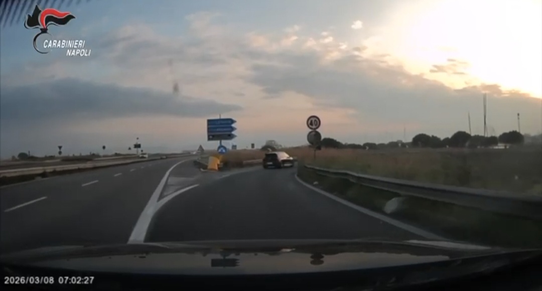 Folle fuga a 200 km/h con la droga in auto: due giovani inseguiti e arrestati dai carabinieri