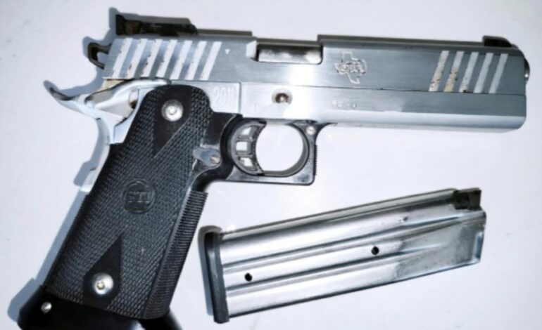 POZZUOLI/ Pistola nella camera da letto: arrestato 36enne