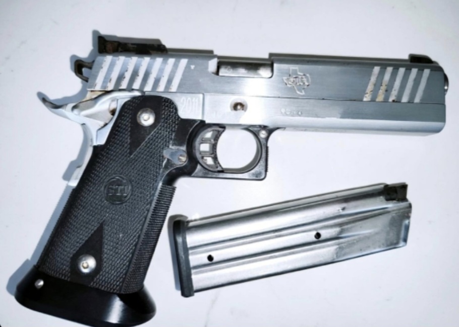 POZZUOLI/ Pistola nella camera da letto: arrestato 36enne