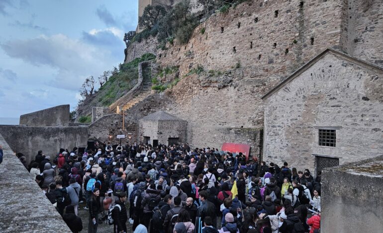 La Via Crucis di 500 ragazzini di Ischia e Pozzuoli “L’amore ci spinge”