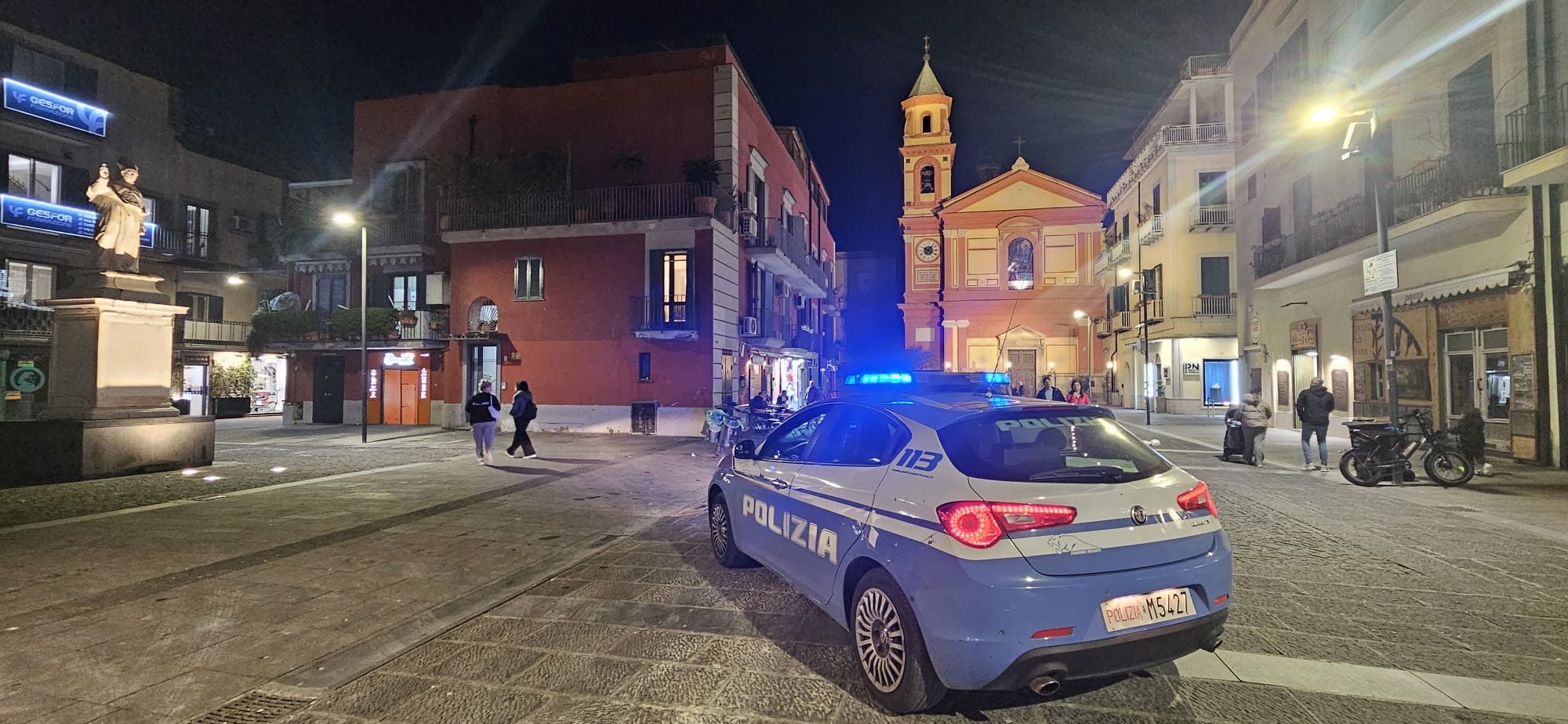 Giovane pedinata in piazza a Pozzuoli: 23enne fermato dalla Polizia