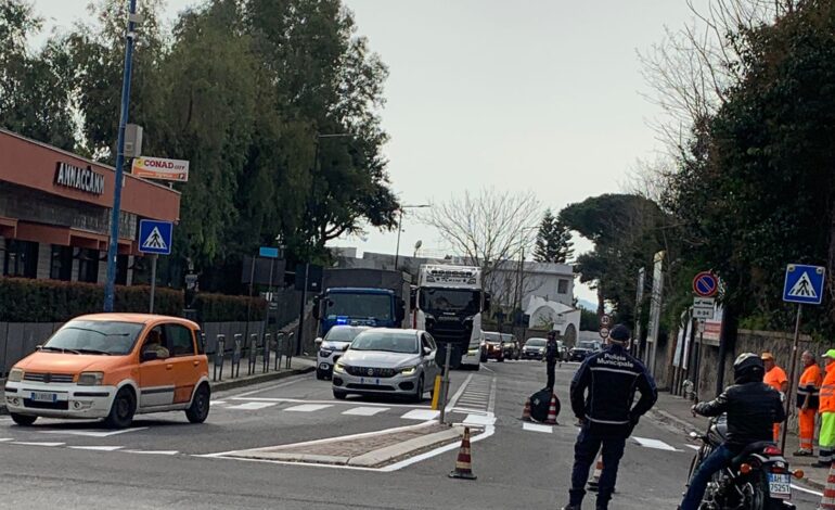 POZZUOLI/ Strisce pedonali disegnate in orario di punta: traffico e disagi