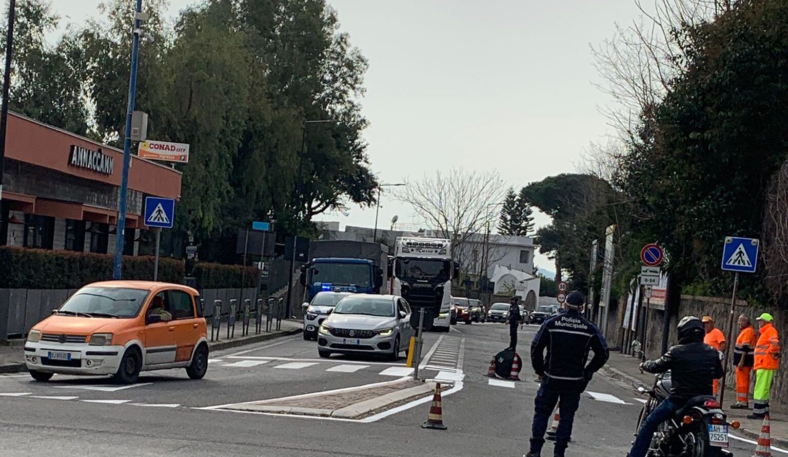 POZZUOLI/ Strisce pedonali disegnate in orario di punta: traffico e disagi