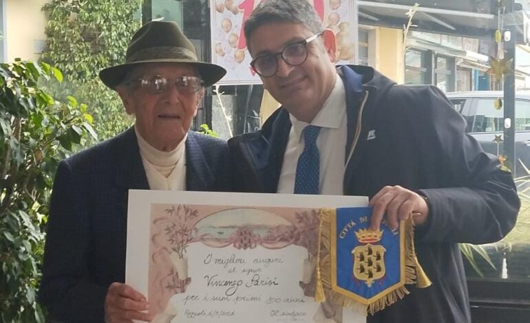 Zio Vincenzo compie cento anni. «Il segreto della longevità? Ha sempre mangiato pesce pescato a Pozzuoli»
