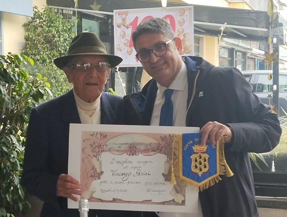 Zio Vincenzo compie cento anni. «Il segreto della longevità? Ha sempre mangiato pesce pescato a Pozzuoli»