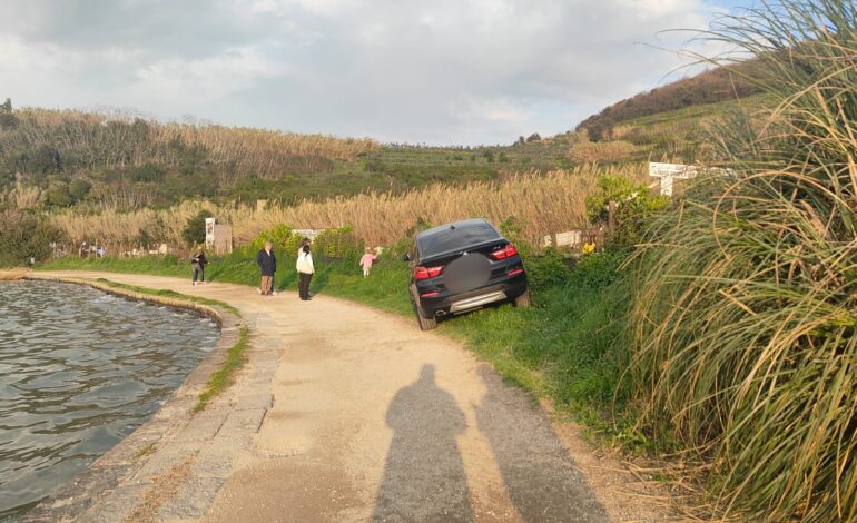 POZZUOLI/ Sosta selvaggia sul lago d’Averno: SUV parcheggiato lungo la passeggiata